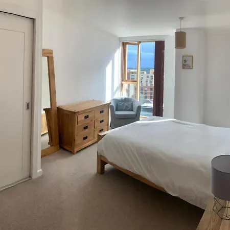2 Bed In Granary Wharf Leeds Apartment *